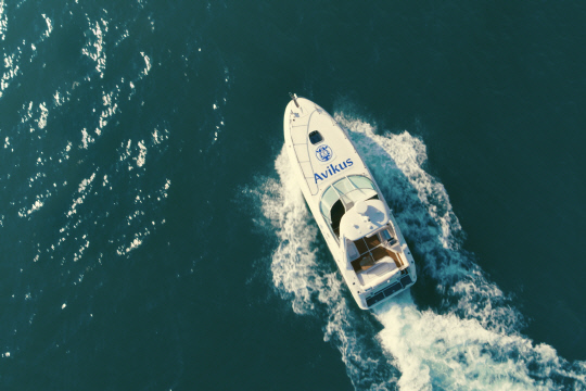 아비커스의 자율운항스시템이 설치된 레저용 보트 사진. HD현대 제공